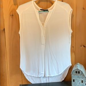 Sleeveless blouse with snaps